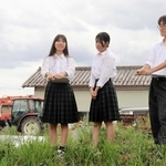農家の山本満美さん（左）と意見を交わす氷上高校の生徒＝丹波市春日町多田