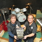 バンド練習に使える新スペースをＰＲする榊義將さん（左）と田中英輝さん＝うりの郷
