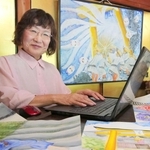 戦争時代の父と母を題材にした物語を編んでいる伴直子さん＝丹波篠山市今田町木津