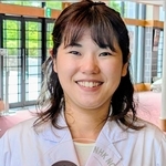 「ＮＨＫのど自慢」特別賞の盾を手に喜ぶ小村杏奈さん＝田園交響ホール