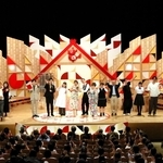 放送終了前、笑顔で手を振る出演者ら＝田園交響ホール