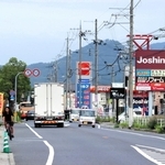 丹波地域の調査地点で最も地価が高かった場所付近の県道＝丹波篠山市吹新