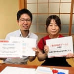 「集落進路ゲーム」の利用を呼びかける一宮祐輔さん（左）ら＝丹波市春日町黒井