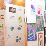 臨床美術の多彩な作品が並ぶ展示会場＝丹波並木道中央公園