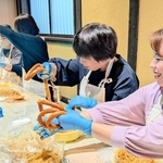 守口漬づくりを楽しむ参加者＝小田垣商店