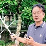 サルの位置情報を調べるためのアンテナを手にする鈴木克哉さん＝丹波篠山市味間新