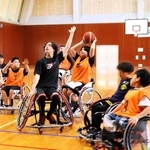 競技用の車椅子を使ってプレーする選手＝丹波篠山市日置