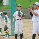 白球追う情熱つなぎたい　氷上高野球部と児童交流　丹波・三田から50人超参加、心構えを伝授