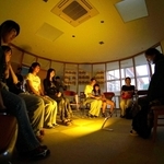 話し手の怪談に耳を傾ける参加者たち＝芦田集学校