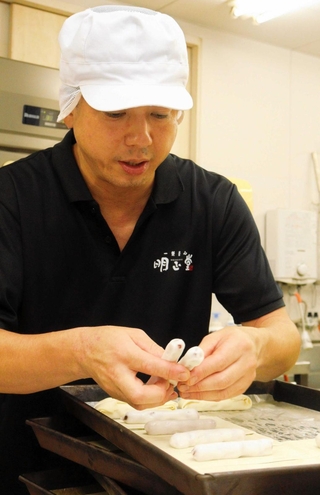看板商品の「餅あんパイ」を作る明正堂の吉竹仁人さん＝丹波市柏原町柏原