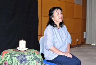 昔話の読み聞かせをする「丹波昔ばなし大学再話研究会」のメンバー＝丹波篠山市立中央図書館
