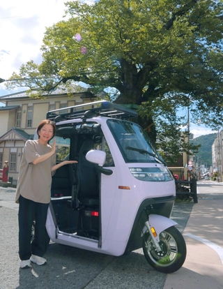 かいばら観光案内所で貸し出す電動タイプのトゥクトゥク＝丹波市柏原町柏原
