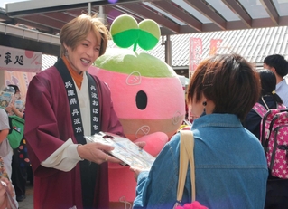 丹波市の秋の魅力をＰＲする新木宏典さん（左）＝道の駅「丹波おばあちゃんの里」
