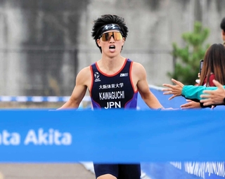 日本ジュニアデュアスロン選手権でゴールする河口航生さん＝秋田県大潟村（本人提供）