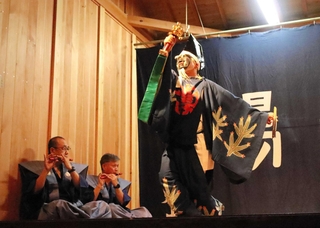 境内で奉納された「青垣翁三番叟」＝八幡神社