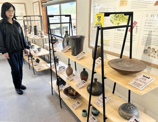「炎と土のドラマ展」で展示された丹波焼の器＝カマンジョ