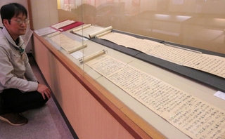 赤井直正の３人の子について書かれた展示資料＝春日歴史民俗資料館