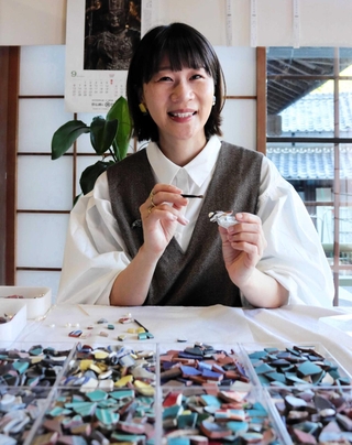 丹波焼の「ガラメン」を使ってアクセサリーを作る岩田瑞希さん＝丹波篠山市真南条中