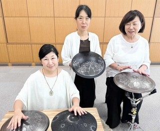 グーダドラムを前にしたグループのメンバー＝丹波篠山市西吹