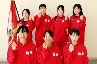 優勝旗を手に勝利を喜ぶ柏原チーム＝丹波篠山市大熊