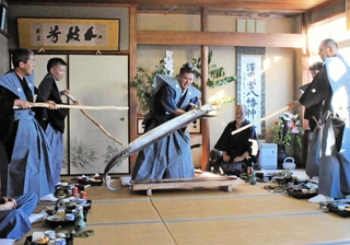 大蛇に見立てたハモを退治する「鱧切人」（中央）＝丹波篠山市沢田