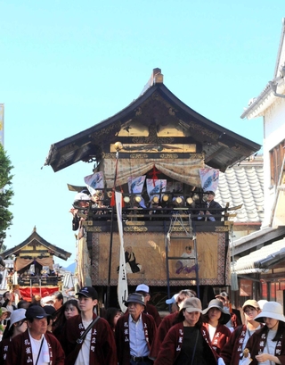 町家が続く通りを巡行する鉾山＝丹波篠山市河原町