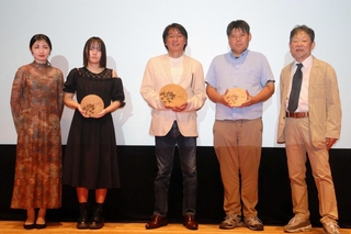 グランプリを受賞した山本俊之さん（中央）ら＝春日文化ホール