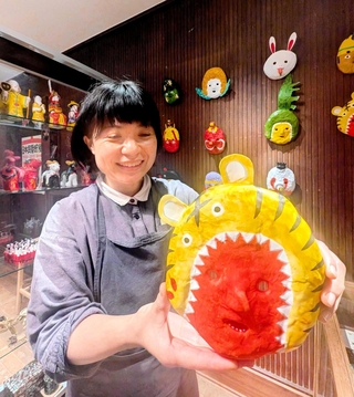 動物や人をかたどった作品が並ぶ会場＝丹波篠山市北新町