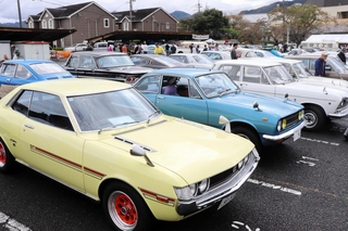 往年の名車が集まった会場＝丹波市春日町黒井