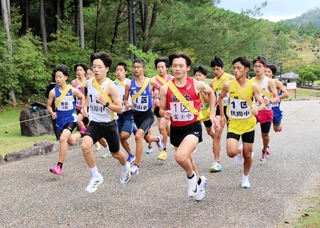 一斉にスタートする男子選手＝丹波並木道中央公園