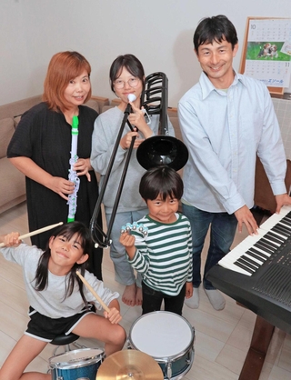 音楽の魅力に引かれてバンドを組んだ宮本さん一家＝丹波篠山市野々垣