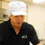 看板商品の「餅あんパイ」を作る明正堂の吉竹仁人さん＝丹波市柏原町柏原