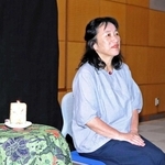 昔話の読み聞かせをする「丹波昔ばなし大学再話研究会」のメンバー＝丹波篠山市立中央図書館
