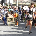 過去の大会で、バトン代わりの棒を手に走る出場者＝丹波市青垣町佐治