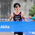 日本ジュニアデュアスロン選手権でゴールする河口航生さん＝秋田県大潟村（本人提供）