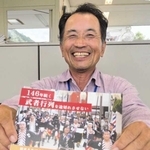 支援を呼びかけるチラシを手にする古倉一郎さん＝丹波市内