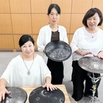 グーダドラムを前にしたグループのメンバー＝丹波篠山市西吹