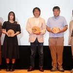 グランプリを受賞した山本俊之さん（中央）ら＝春日文化ホール