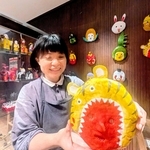 動物や人をかたどった作品が並ぶ会場＝丹波篠山市北新町
