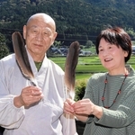 コウノトリの羽根を大切に保管している岩田雅之住職（左）と照美さん＝丹波篠山市真南条中