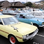 往年の名車が集まった会場＝丹波市春日町黒井
