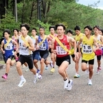 一斉にスタートする男子選手＝丹波並木道中央公園