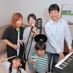 音楽の魅力に引かれてバンドを組んだ宮本さん一家＝丹波篠山市野々垣
