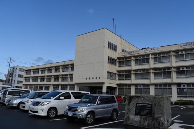 高砂市役所＝高砂市荒井町千鳥１