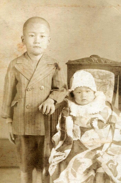 上谷昭夫さん（左）と弟の泰司ちゃん＝１９４５（昭和２０）年