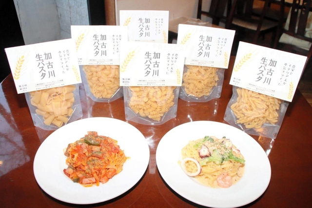 「加古川生パスタ」の家庭用に発売された６種類と、加古川市のル・パスタガーデンで提供される料理＝加古川市平岡町二俣