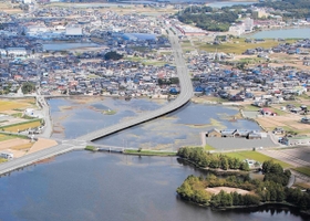 完成後の天満大池バイパスのイメージ。池を南北に貫いて道路が走る＝稲美町（県提供）