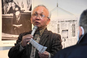 美濃部達吉が書いた手紙や天皇機関説事件について解説する宮先一勝さん＝びぃぷらす高砂