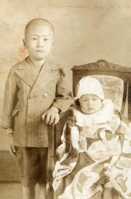 上谷昭夫さん（左）と弟の泰司ちゃん＝１９４５（昭和２０）年