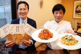 加古川生パスタのメニューを考案した森田敏之店長（右）と、製麺した小川農園の小川陽平専務＝加古川市平岡町二俣
